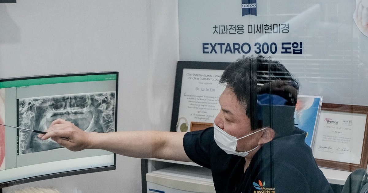 부평 사랑니발치 — 부평우리치과 대표원장이 X-ray 영상을 보며 설명하는 장면
